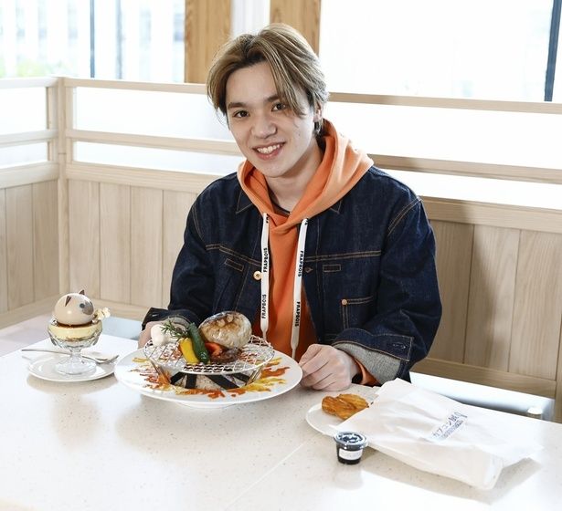 宇野昌磨さんもコラボメニューを試食！ (C)CAPCOM