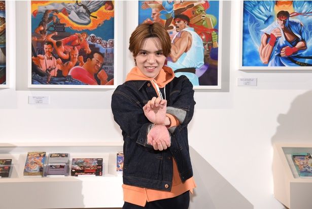 【写真を見る】「ストリートファイター」シリーズでお馴染みの、波動拳のポーズを取る宇野昌磨さん (C)CAPCOM 撮影：ソムタム田井