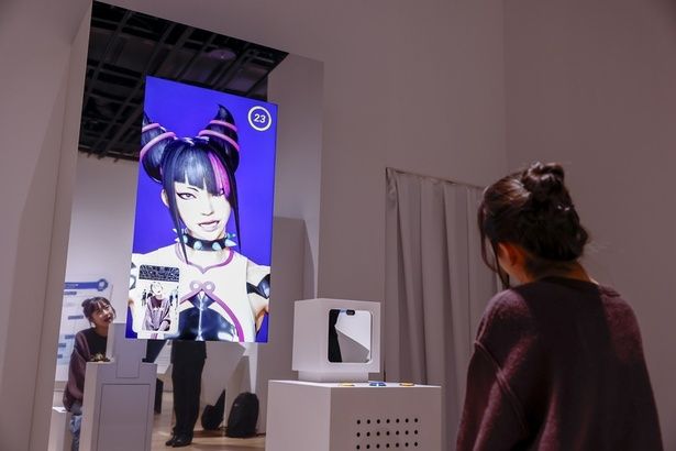  フェイシャルトラッキングミラー。自分の表情に合わせてキャラクターの表情もリアルタイムで変化 (C)CAPCOM