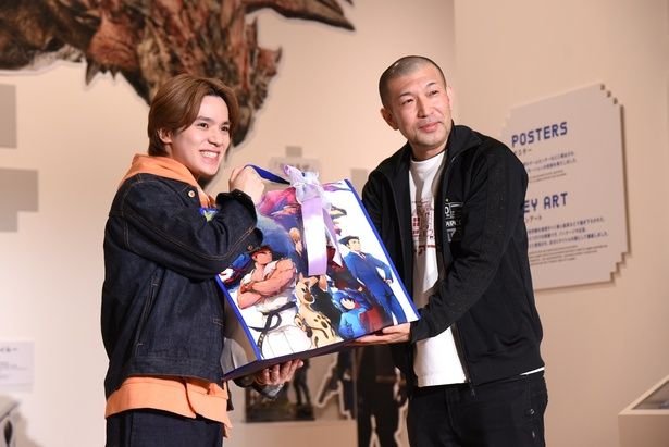 内覧会の前日が宇野昌磨さんの誕生日だった…ということで、プレゼントが贈られる一幕も (C)CAPCOM 撮影：ソムタム田井