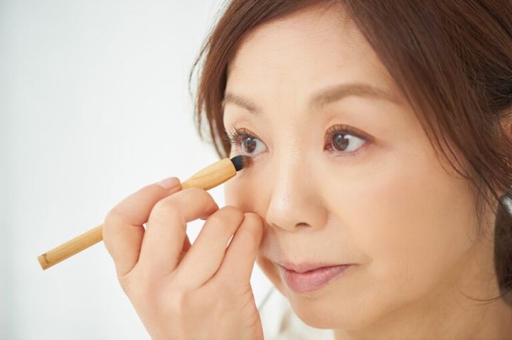 アイカラーは上だけでなく下まぶたにも