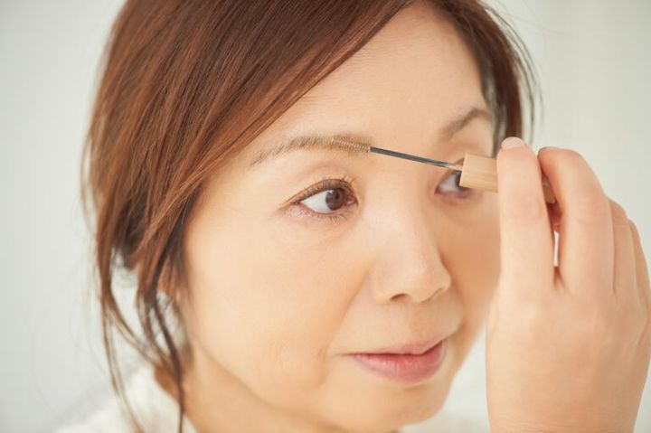 最初に眉マスカラでふんわり土台を作る