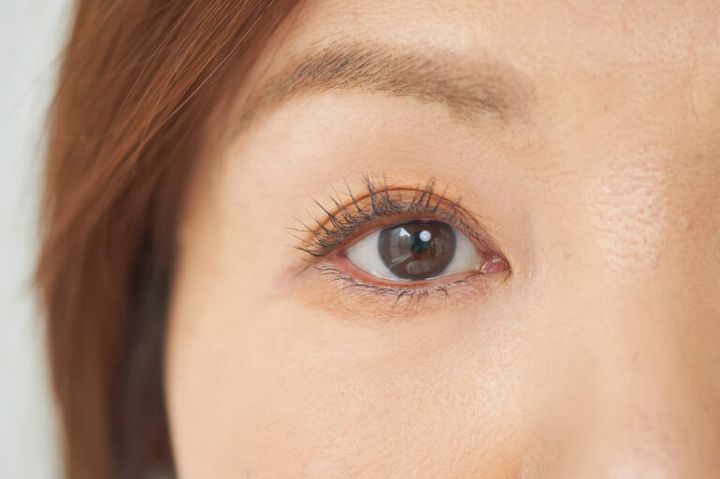 マスカラは根元集中でアイライン効果を狙う