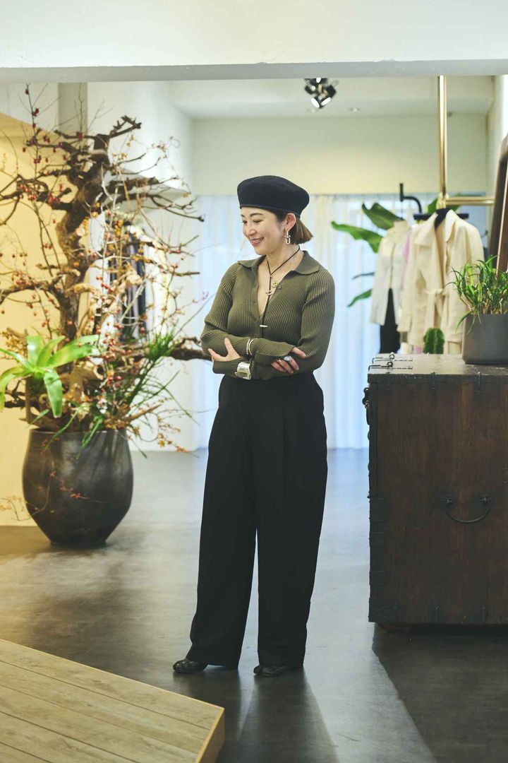 画像: 【unbilanc】ストークパンツ¥72,600、トルクニットポロ¥53,900、【 JOAQUIN BERAO】ネックレス¥141,900、バングル（左手）¥207,900、バングル（右手）¥104,500 ※予約商品 unbilanc.jp