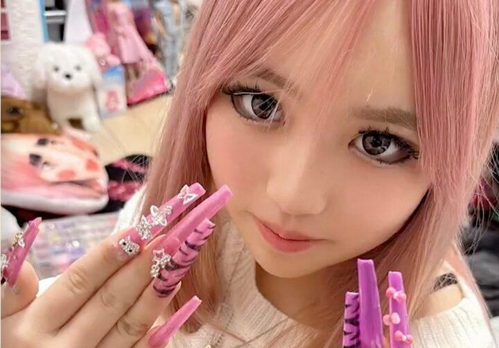 【写真・画像】大家族の12歳ギャル長女 “ド派手な髪色”に対する学校の反応明かす「先生からは…」 1枚目