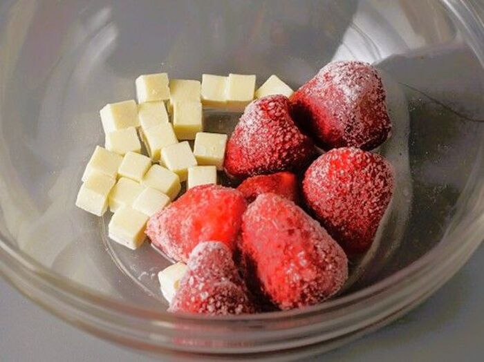 ホワイトチョコレートが隠し味。焼きっぱなしじゃない「ストロベリーシフォンケーキ」の作り方