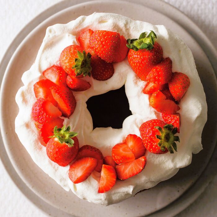 ホワイトチョコレートが隠し味。焼きっぱなしじゃない「ストロベリーシフォンケーキ」の作り方