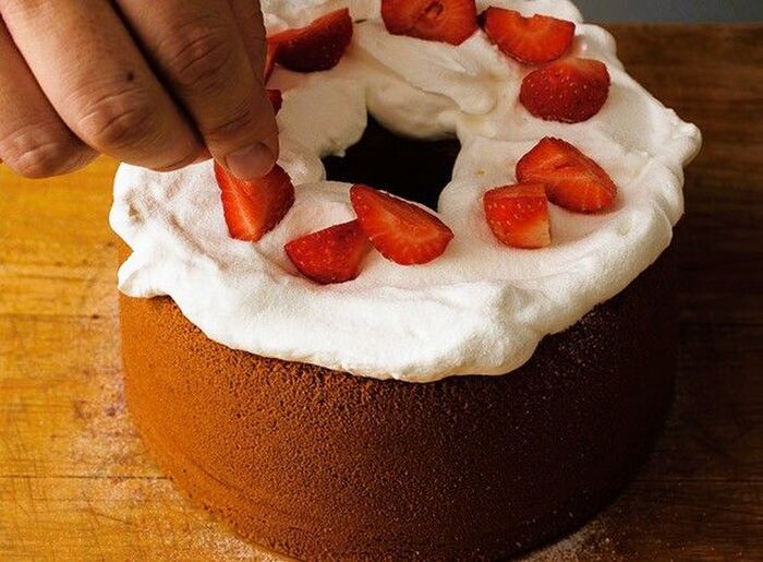 ホワイトチョコレートが隠し味。焼きっぱなしじゃない「ストロベリーシフォンケーキ」の作り方