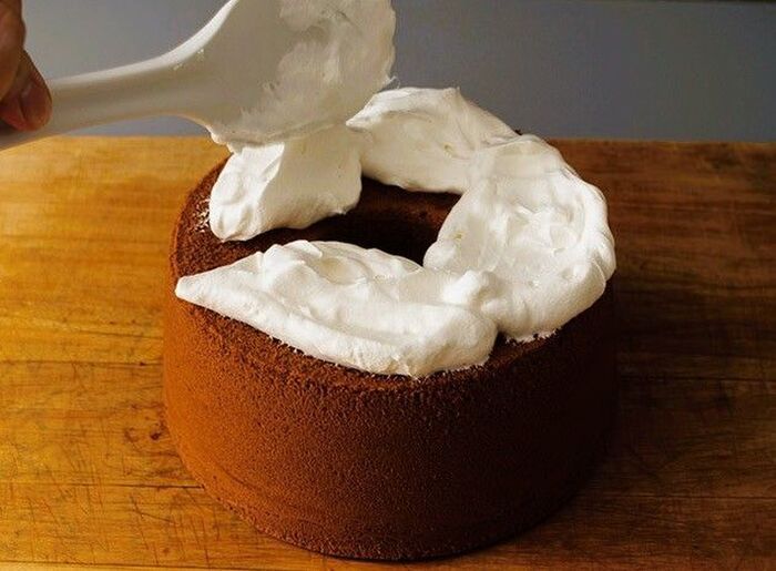 ホワイトチョコレートが隠し味。焼きっぱなしじゃない「ストロベリーシフォンケーキ」の作り方