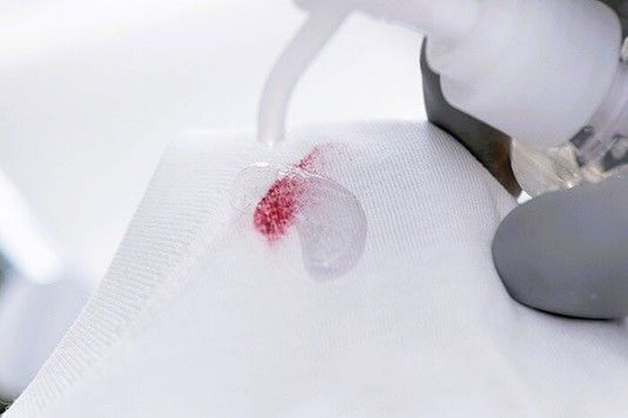 生地を水にぬらさず、乾いた状態でクレンジング剤をしみこませるプロセスの画像