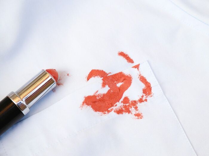 このタイプのシミ、水でぬらしたら一発でアウト！油性汚れがついた服にまずやること