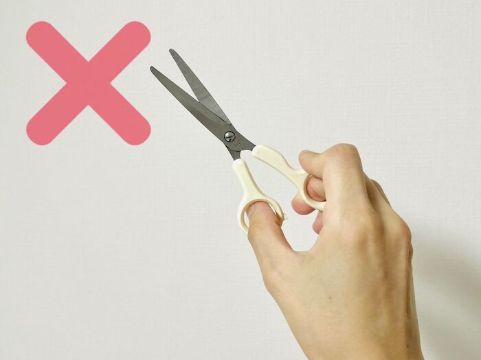 「白髪」を見つけてもブチッと抜いちゃダメー！後悔することになりますよ…。意外と知らない正しい対処法