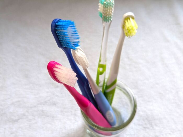 製作時間10秒！歯ブラシを半分にカットしてみて。年末掃除にぴったりな“お役立ち棒”が生まれた♡