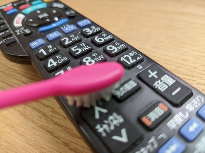  製作時間10秒！歯ブラシを半分にカットしてみて。年末掃除にぴったりな“お役立ち棒”が生まれた♡