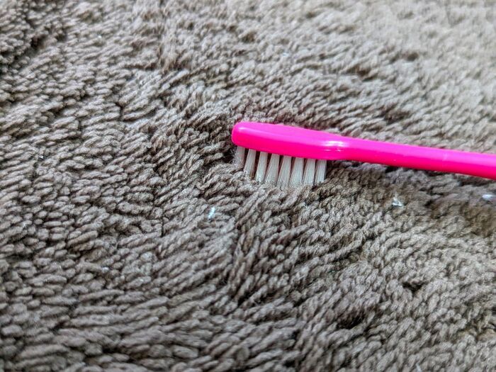  製作時間10秒！歯ブラシを半分にカットしてみて。年末掃除にぴったりな“お役立ち棒”が生まれた♡