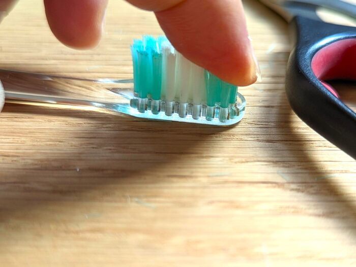  製作時間10秒！歯ブラシを半分にカットしてみて。年末掃除にぴったりな“お役立ち棒”が生まれた♡