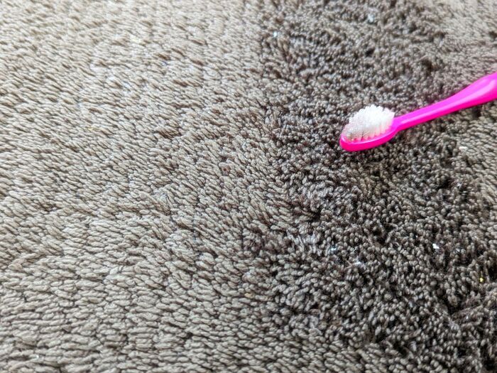  製作時間10秒！歯ブラシを半分にカットしてみて。年末掃除にぴったりな“お役立ち棒”が生まれた♡