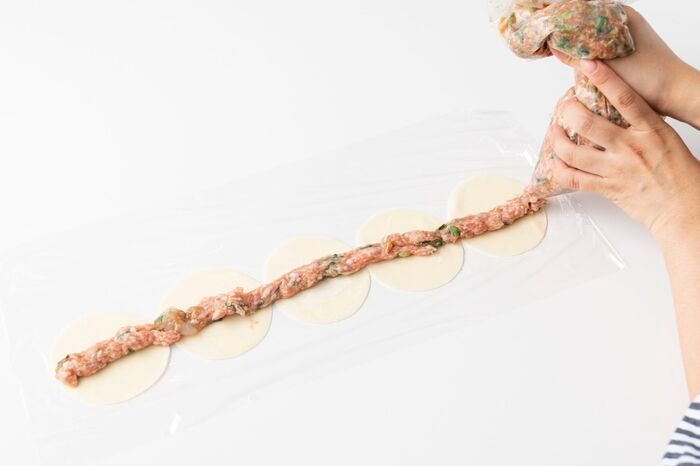 「餃子を1度に5個包む」だって…！？神タイパすぎる『棒餃子』の作り方。もう普通の作り方には戻れない！