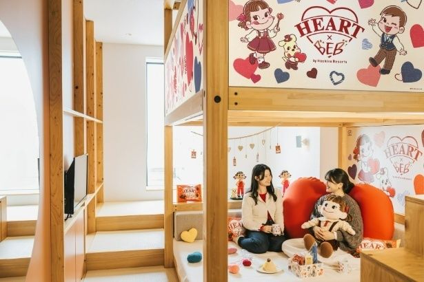 大きなハートクッションや限定装飾に囲まれながら、写真映えとくつろぎが同時にかなう