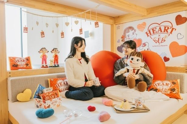 【写真】ハートチョコレートの世界観に包まれたコラボルームで、ペコちゃんと一緒に過ごす特別なひととき