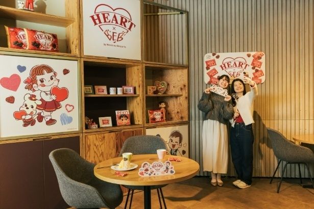 ペコちゃんとハートチョコレートの装飾に囲まれたTAMARIBAのフォトスポット