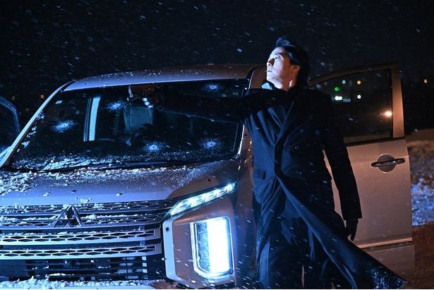 研ぎ澄まされた鋭い感覚と人たらしの魅力で事件を解決に導く皆実(『映画ラストマン -FIRST LOVE-』) [c]2025映画「ラストマン」製作委員会