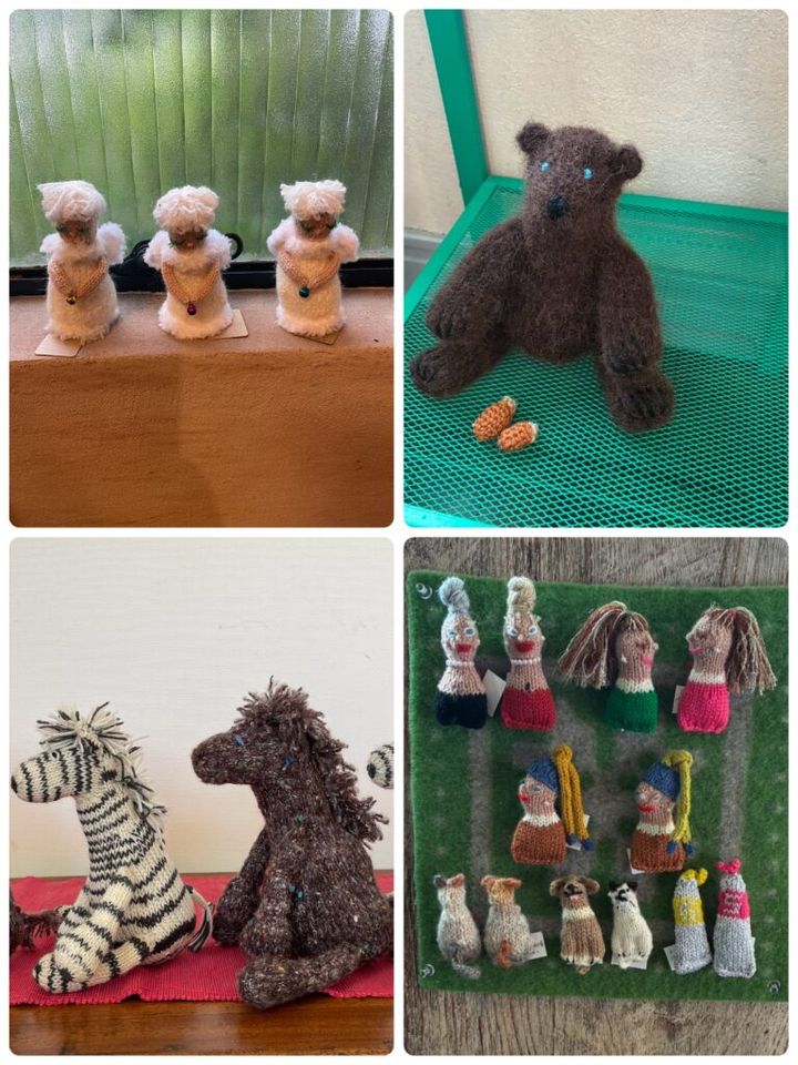 KAORIさんの編み物のお師匠である荒井佐紀子先生の作品や、その生徒であるKAORIさん達の作品