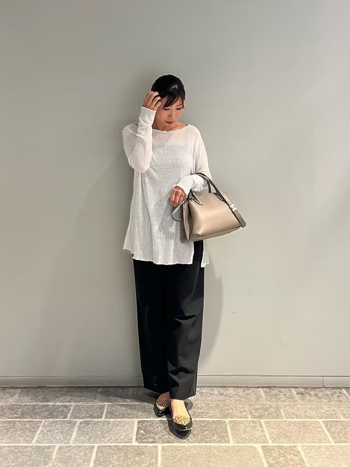 シアー素材のトップスは一枚でもレイヤードでもOK 出典：WEAR