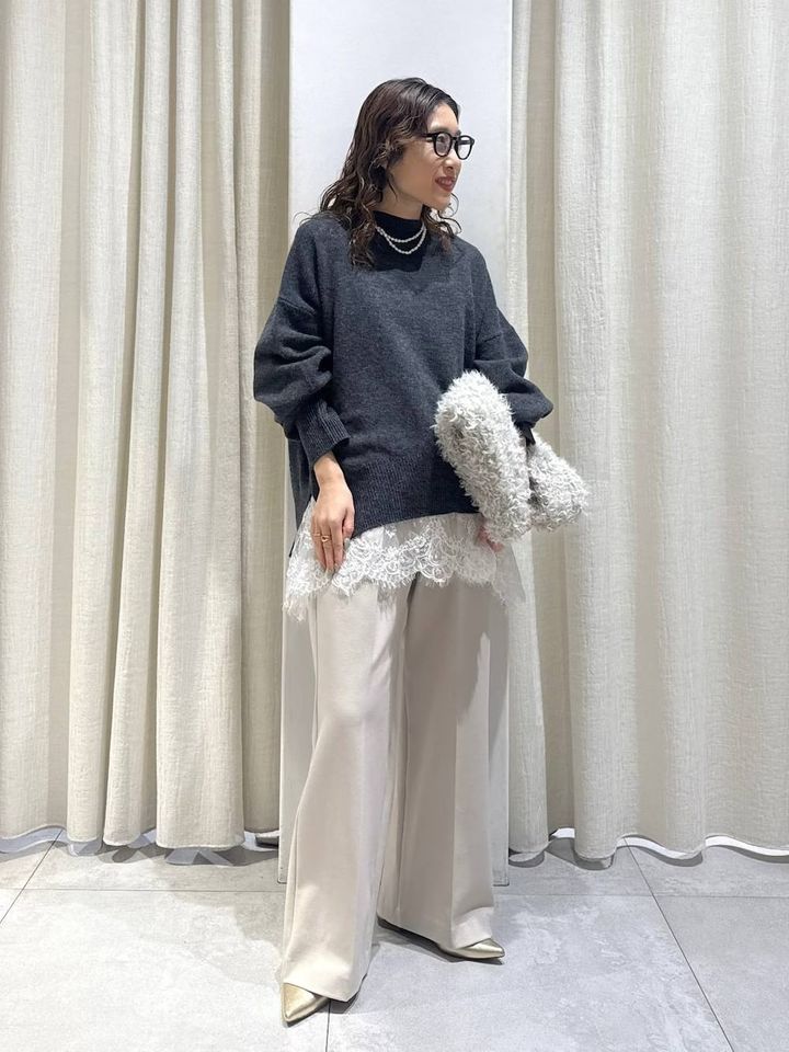 ニットの裾からレースをちらっと見せるのがポイントです 出典：WEAR