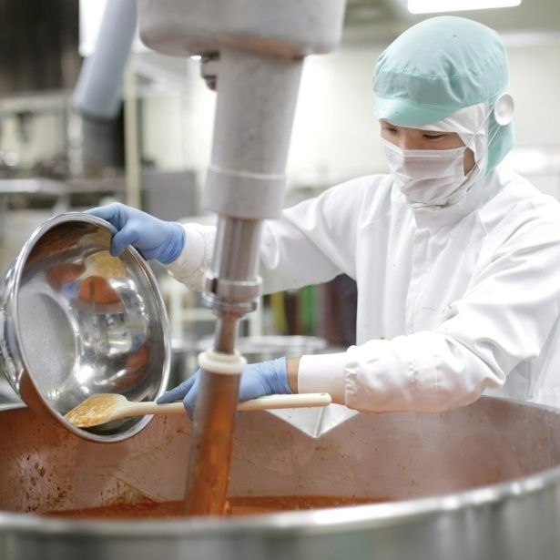 工場ではなく、大きな厨房。おいしさは人の手から生まれる