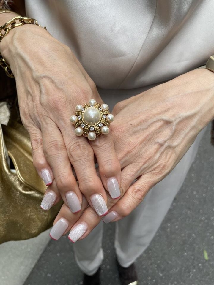 アクセサリーもゴールドで統一