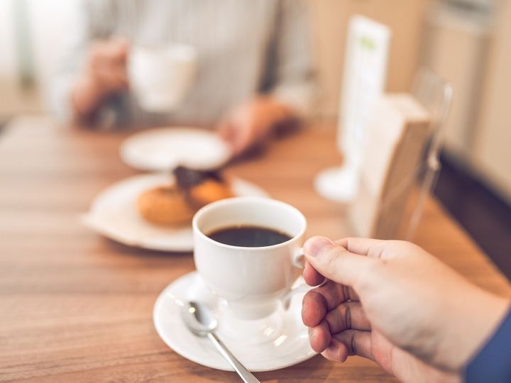 マッチングアプリでの出会いはうまくいく場合もあるが、中にはとんでもない「ヘンな人」もいる。35歳女性は同年代の男性とカフェデートをすることになったが、隣のテーブルに座った女性の態度がおかしいことに気づく。※サムネイル画像：PIXTA