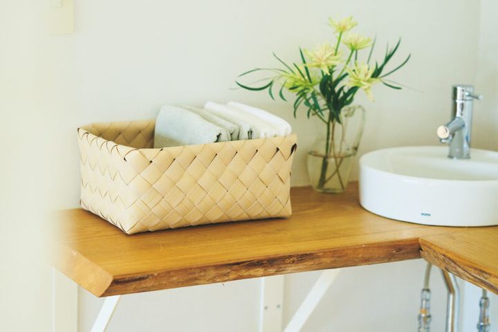 ワイド中深タイプは、フェイスタオルの収納にもおすすめ。 たたんで並べるだけなのに、ホテルライクな雰囲気に。