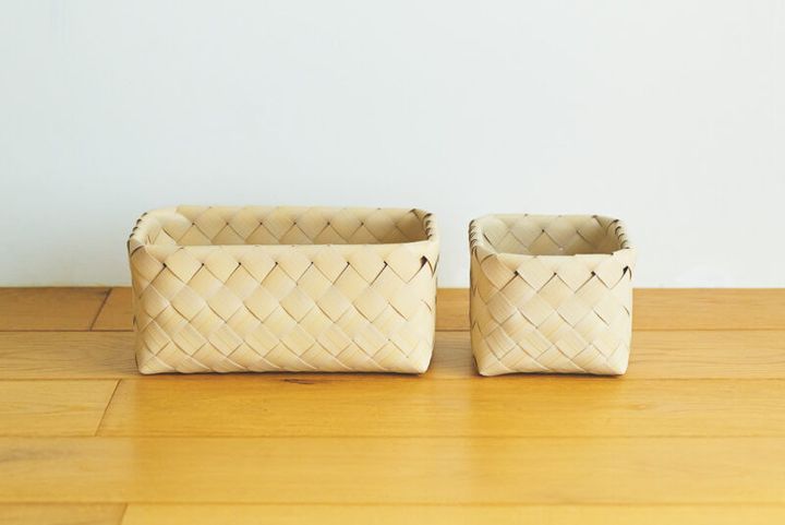 左から： 洗えるバスケット ワイド中深 ¥2,970 約W36×D25.7×H16cm スリム中深 ￥1,650 約W18×D25.7×H16cm