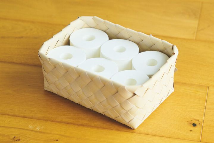 1.5 倍巻きのトイレットペーパーが6 個納まります。