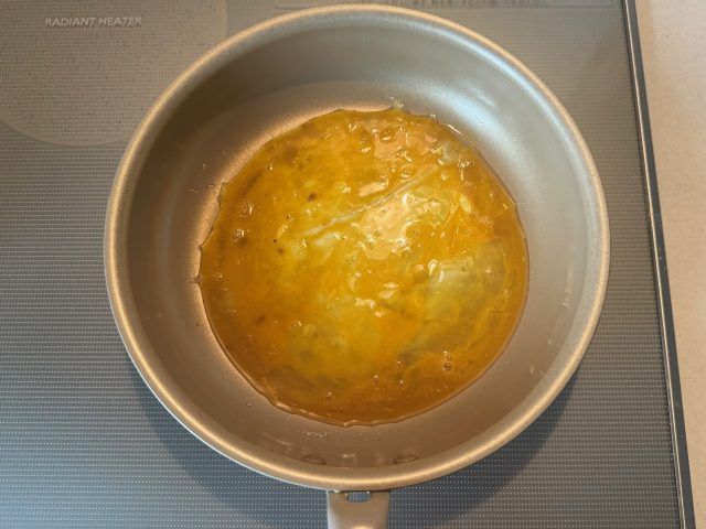 フライパンに流し入れる