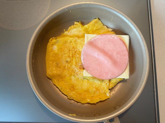 ハムとチーズを乗せる