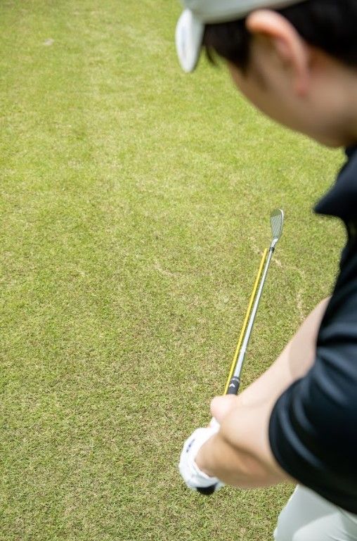 アイアンで真っすぐ打つのは間違い!? その理由と正しい打ち方を人気コーチが解説