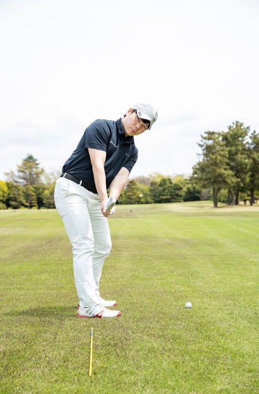 アイアンで真っすぐ打つのは間違い!? その理由と正しい打ち方を人気コーチが解説