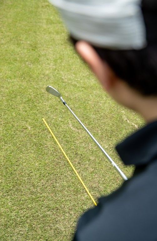 アイアンで真っすぐ打つのは間違い!? その理由と正しい打ち方を人気コーチが解説