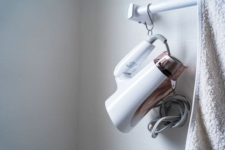 洗面所のタオル掛けにドライヤー