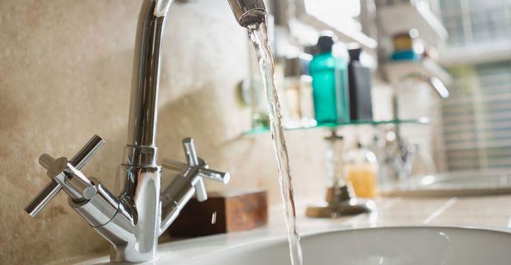 洗面所の蛇口から水が出ている