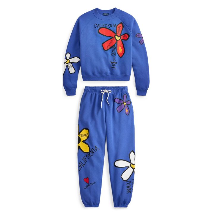 フローラル グラフィック フリース ¥33,000、スウェットパンツ ¥31,900／Polo Ralph Lauren（ラルフ ローレン TEL_ 0120-3274-20）