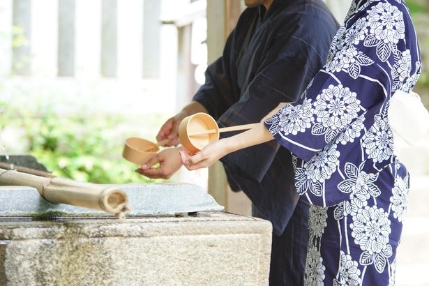 手水舎では、一連の作業を柄杓1杯の水で行う (C)muuKo／PIXTA