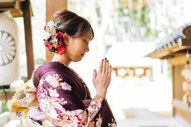 お祈りをするときは、神様や仏様に感謝の気持ちも忘れずに (C)zak／PIXTA