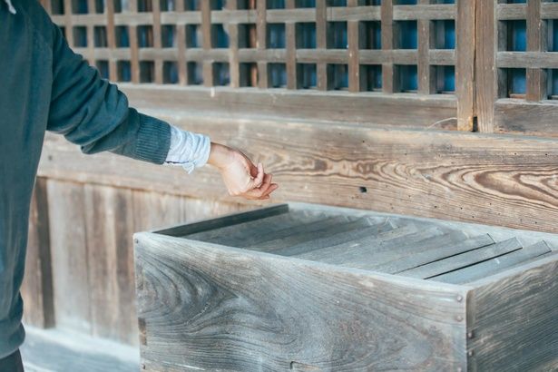 お賽銭は賽銭箱にそっと置くようにして入れる (C)keyphoto／PIXTA