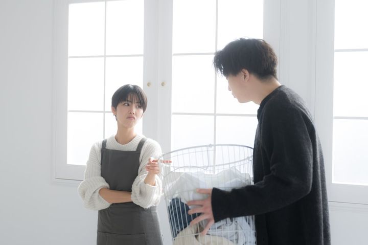 夫婦で家事を分担すると約束したにもかかわらず、夫が家事を「手伝う」と言ってしまう原因は？