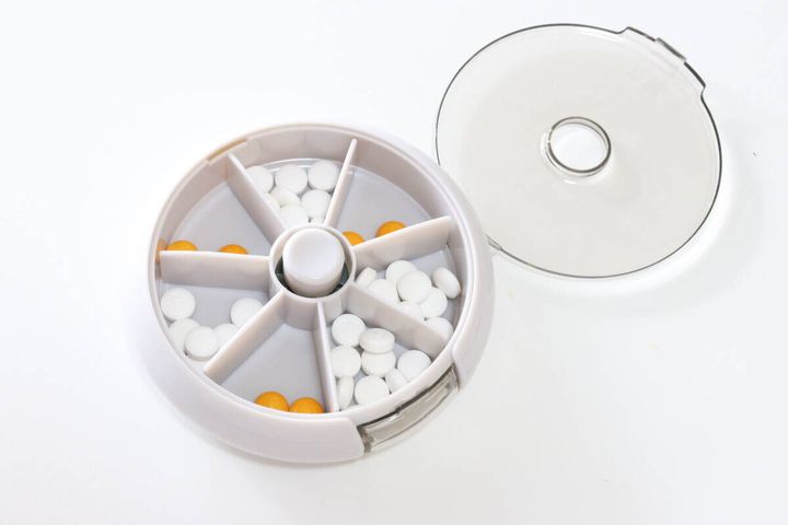 スリーコインズの回転ピルケースに薬を入れる