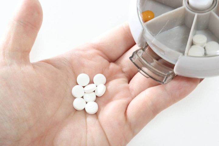 スリーコインズの回転ピルケースから錠剤を出す