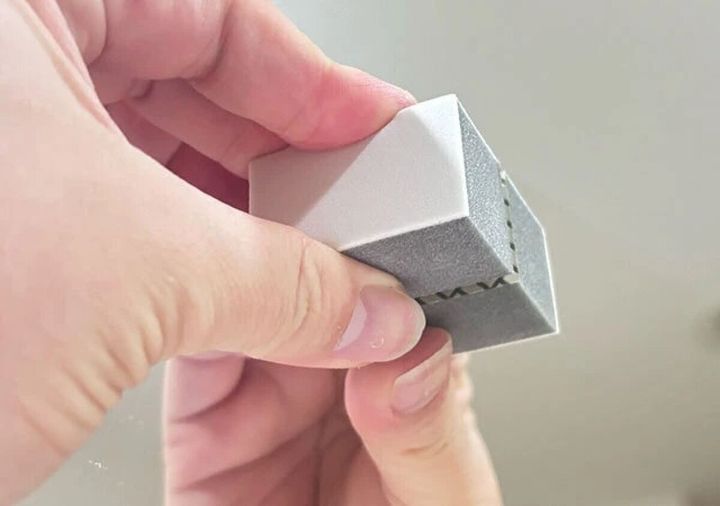 ダイソーの鏡にピタッ！ダイヤモンドウロコとりは鏡に貼って保管できる